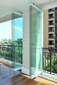 varanda com sacada em cortina de vidro